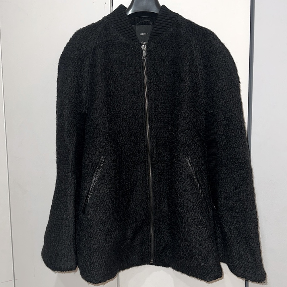 Black poncho/cape with zipper and two pockets